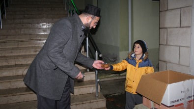 Çemişgezek Belediyesi Berat Kandili Dolayısıyla Kandil Simiti Dağıttı